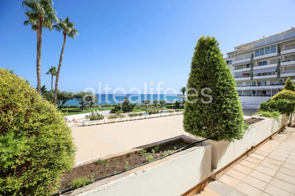 Local comercial de 515 m² con terrazas y vistas frontales al mar en Cap Negret Altea (21/30)