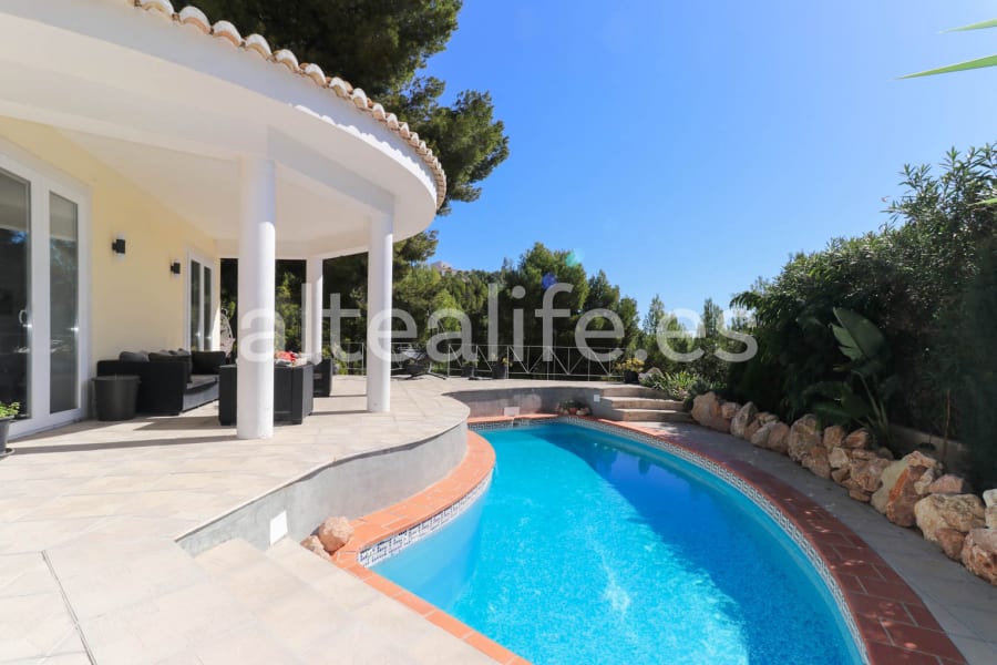 Villa con 3 Dormitorios y Piscina Privada en la Urb. Santa Clara (6/30)