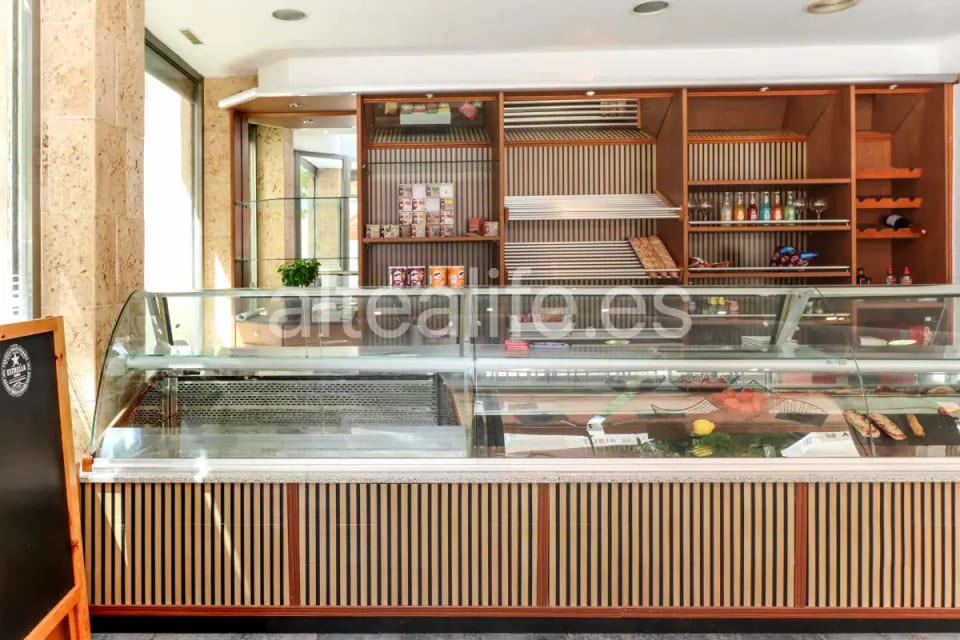 Local Comercial en Esquina con Equipamiento de Cafetería en la zona de Garganes (11/28)