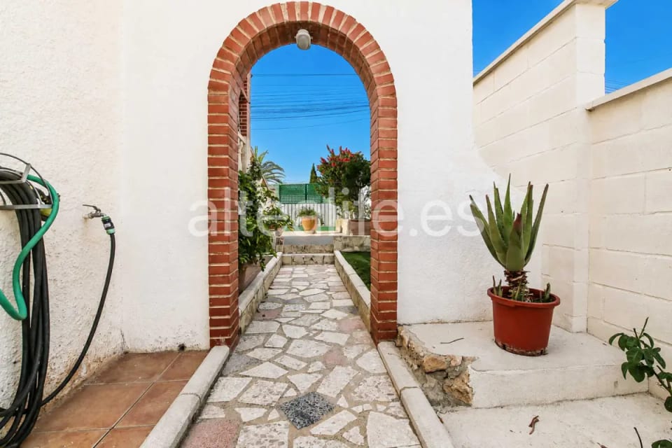 Villa con Dos Viviendas, Jardín y posibilidad de Piscina en Barranco Hondo en La Nucía (5/30)