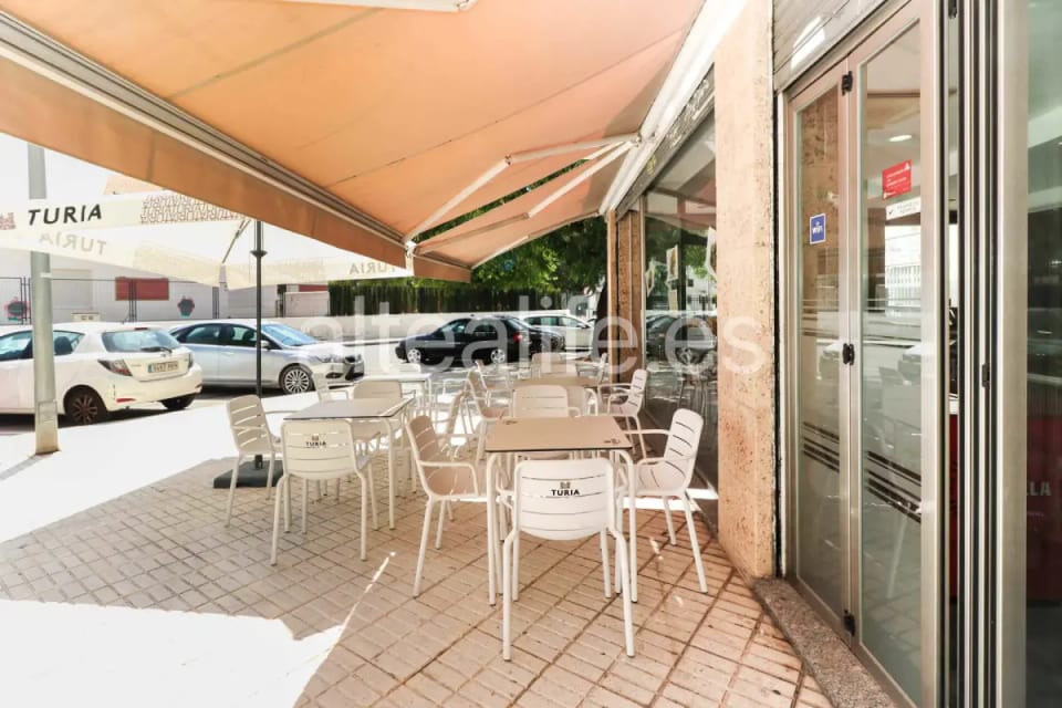 Local Comercial en Esquina con Equipamiento de Cafetería en la zona de Garganes (6/28)