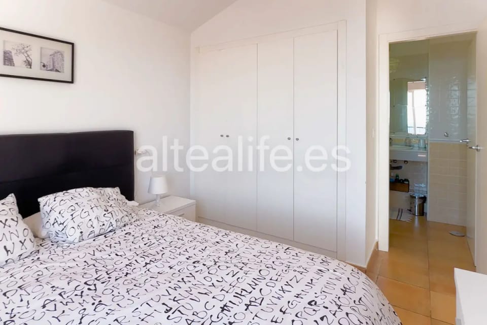 Apartamento con vistas al mar en Isla de Altea | Terraza, garaje y piscina (18/28)