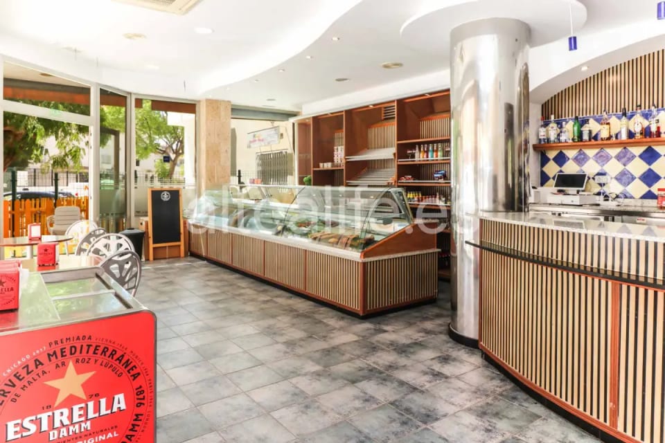 Local Comercial en Esquina con Equipamiento de Cafetería en la zona de Garganes (13/28)