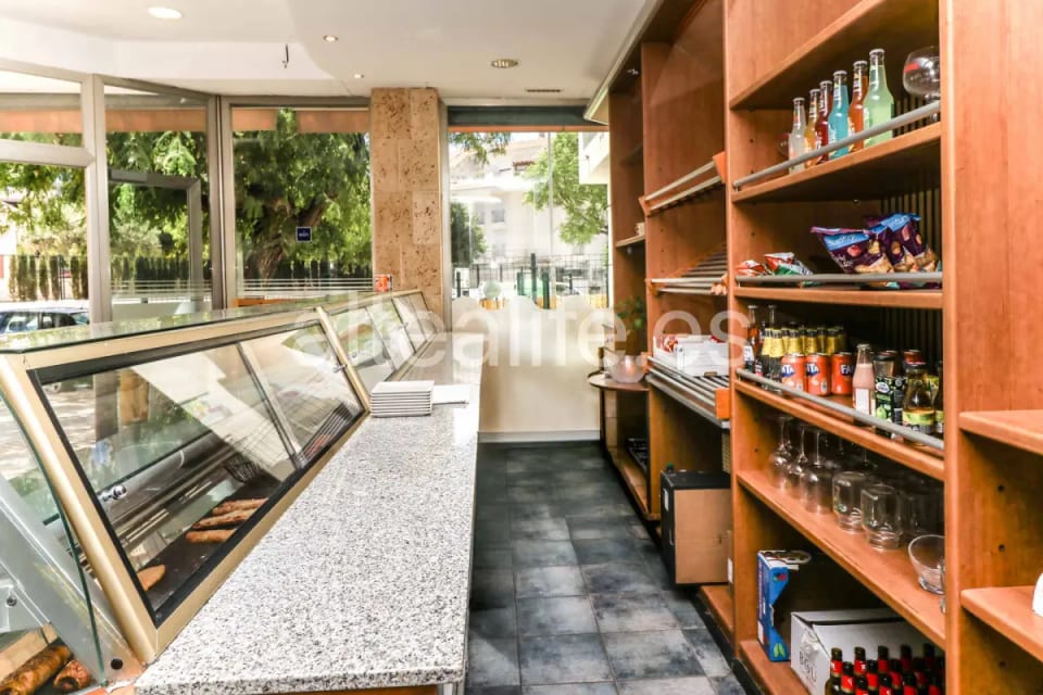 Local Comercial en Esquina con Equipamiento de Cafetería en la zona de Garganes (14/28)