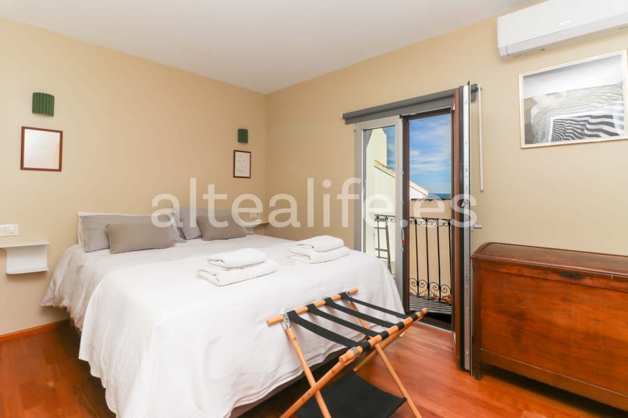 Casa de Pueblo con 2 Apartamentos y Vistas al Mar en el Casco Antiguo (25/30)