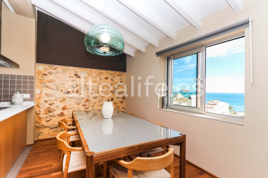 Casa de Pueblo con 2 Apartamentos y Vistas al Mar en el Casco Antiguo (11/30)