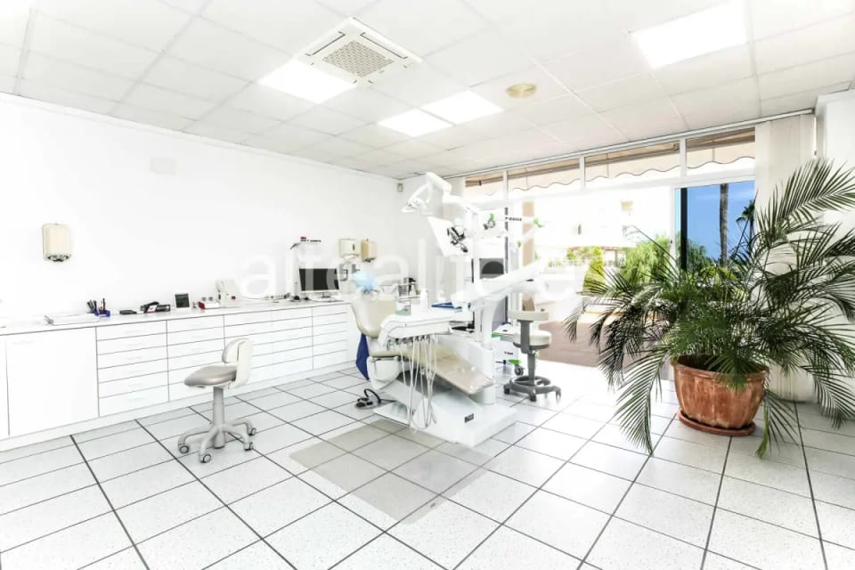 Local comercial de 515 m² con terrazas y vistas frontales al mar en Cap Negret Altea (16/30)