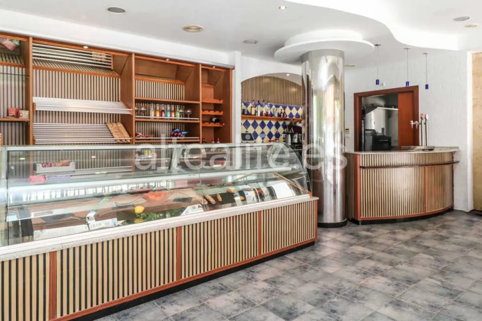 Local Comercial en Esquina con Equipamiento de Cafetería en la zona de Garganes (9/28)