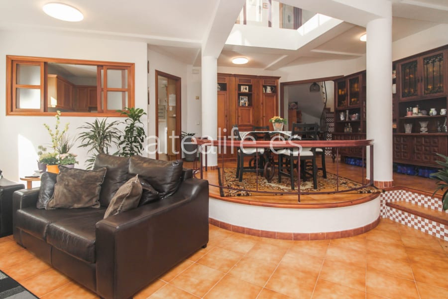 Villa con 3 Dormitorios y Piscina Privada en la Urb. Santa Clara (11/30)
