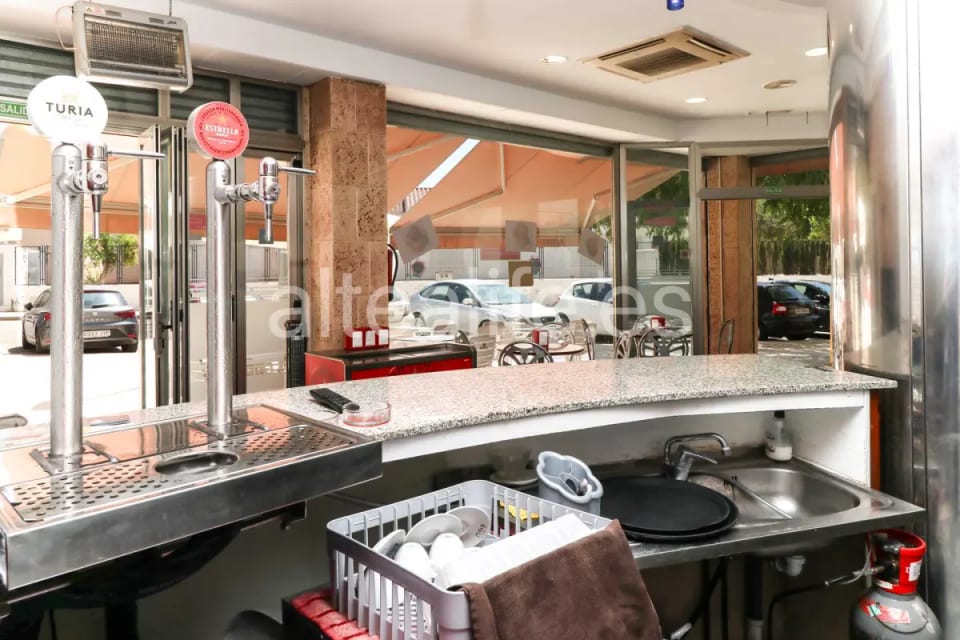 Local Comercial en Esquina con Equipamiento de Cafetería en la zona de Garganes (23/28)
