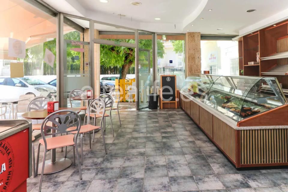 Local Comercial en Esquina con Equipamiento de Cafetería en la zona de Garganes (8/28)