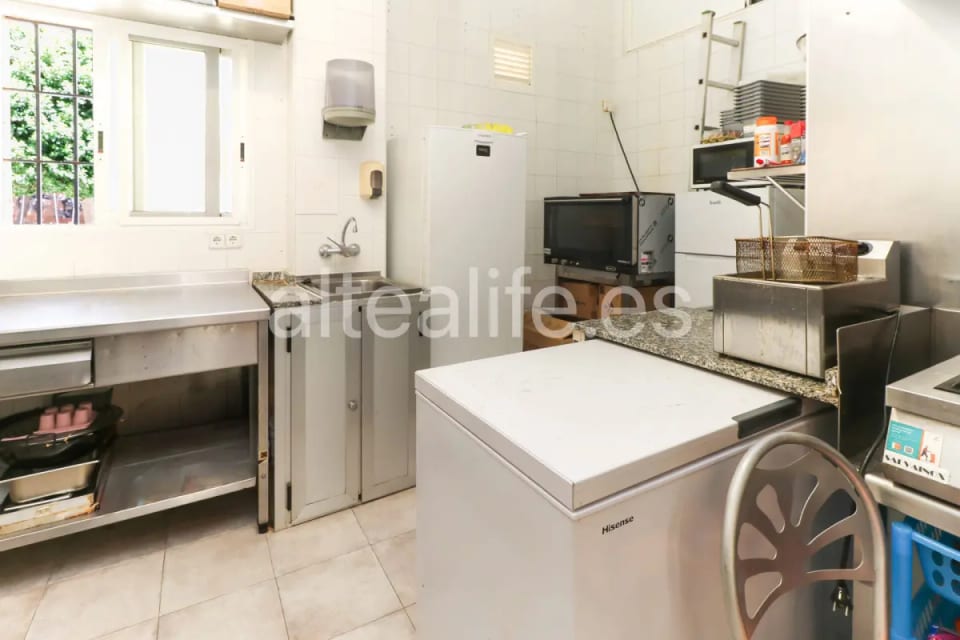 Local Comercial en Esquina con Equipamiento de Cafetería en la zona de Garganes (20/28)
