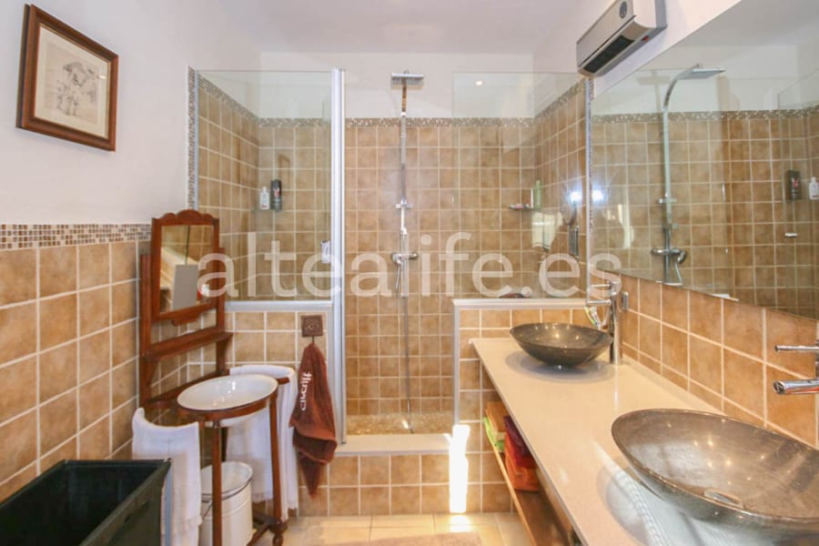 Villa con Apartamento Independiente en la Nucía (11/30)