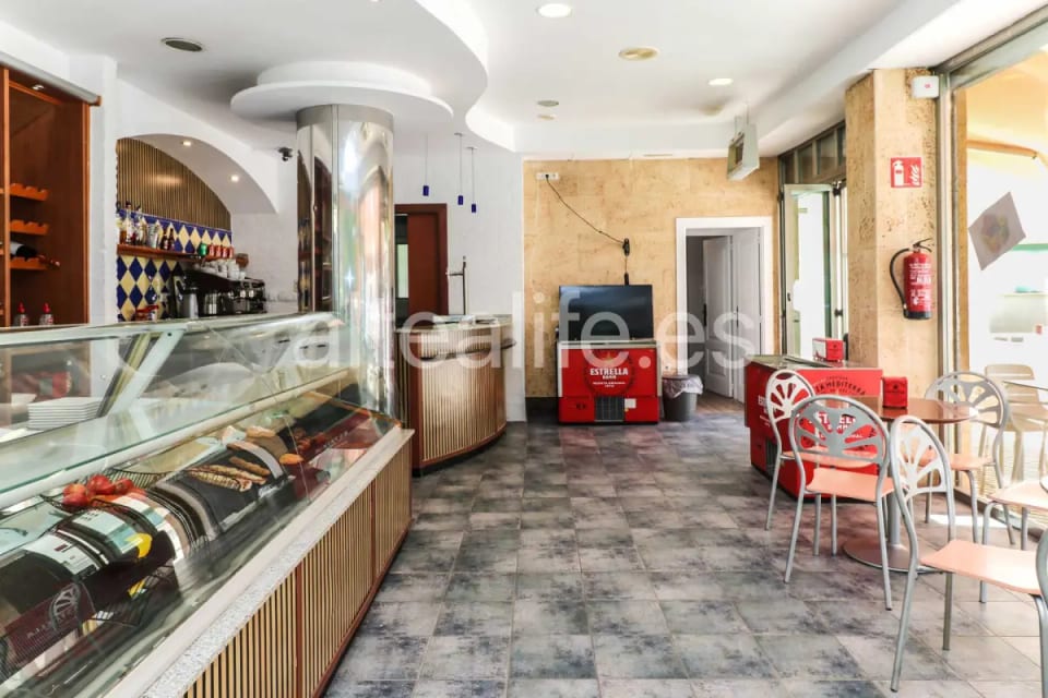Local Comercial en Esquina con Equipamiento de Cafetería en la zona de Garganes (10/28)