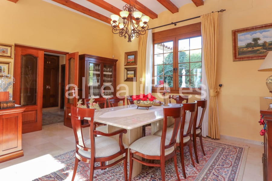 Villa con Apartamento Independiente en Bello Horizonte (11/30)