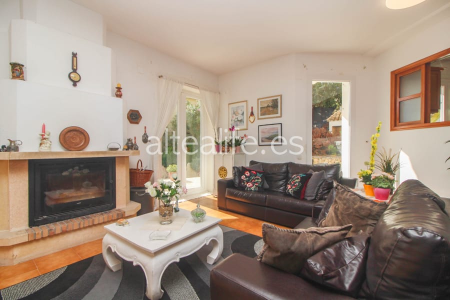Villa con 3 Dormitorios y Piscina Privada en la Urb. Santa Clara (8/30)