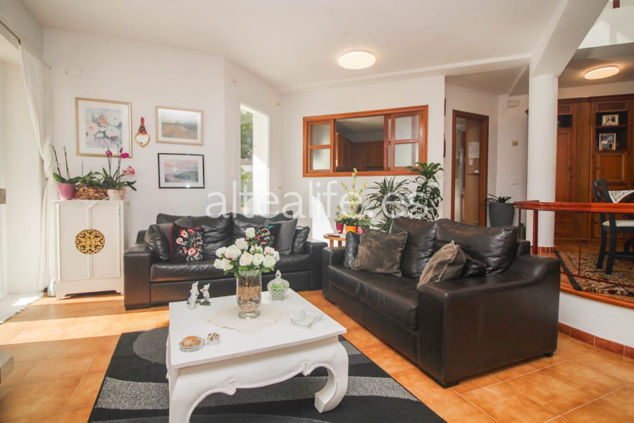 Villa con 3 Dormitorios y Piscina Privada en la Urb. Santa Clara (9/30)