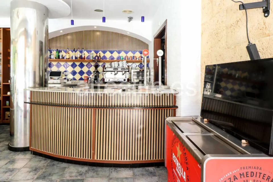 Local Comercial en Esquina con Equipamiento de Cafetería en la zona de Garganes (12/28)