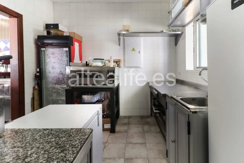 Local Comercial en Esquina con Equipamiento de Cafetería en la zona de Garganes (22/28)