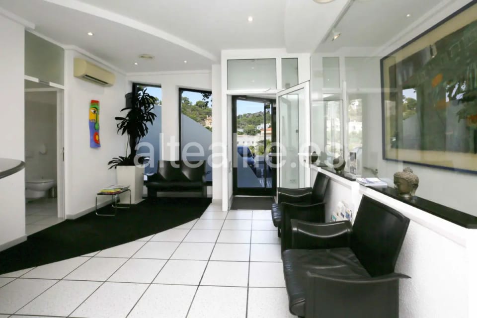 Local comercial de 515 m² con terrazas y vistas frontales al mar en Cap Negret Altea (7/30)