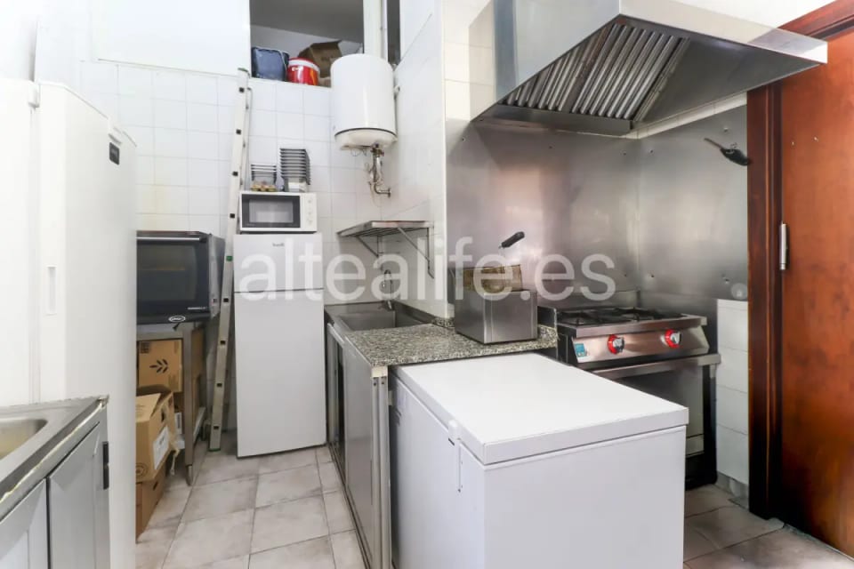 Local Comercial en Esquina con Equipamiento de Cafetería en la zona de Garganes (21/28)