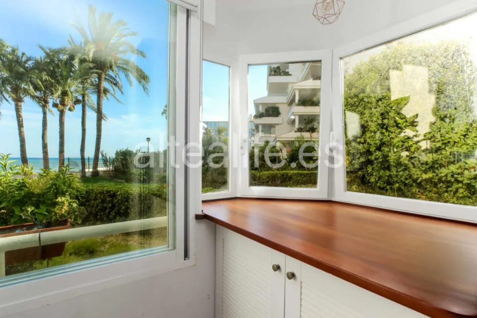 Apartamento Bajo en Primera Linea de Playa en la zona de Cap Negret (10/30)
