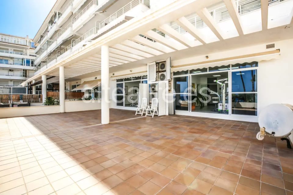 Local comercial de 515 m² con terrazas y vistas frontales al mar en Cap Negret Altea (5/30)