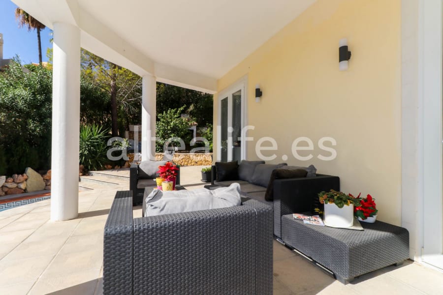 Villa con 3 Dormitorios y Piscina Privada en la Urb. Santa Clara (7/30)