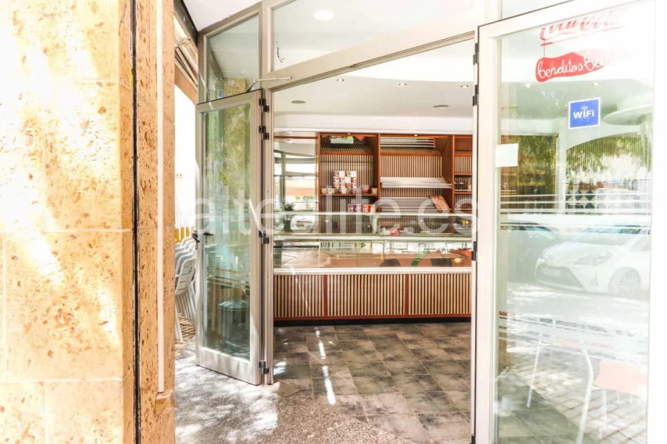 Local Comercial en Esquina con Equipamiento de Cafetería en la zona de Garganes (7/28)