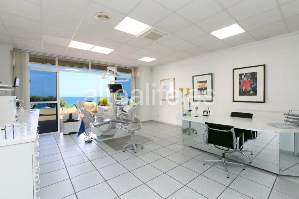 Local comercial de 515 m² con terrazas y vistas frontales al mar en Cap Negret Altea (10/30)