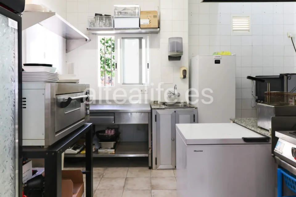 Local Comercial en Esquina con Equipamiento de Cafetería en la zona de Garganes (17/28)