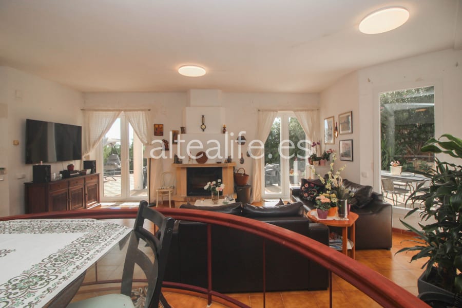 Villa con 3 Dormitorios y Piscina Privada en la Urb. Santa Clara (12/30)