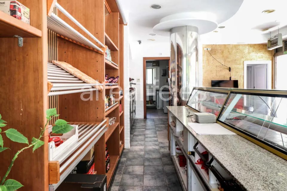 Local Comercial en Esquina con Equipamiento de Cafetería en la zona de Garganes (15/28)