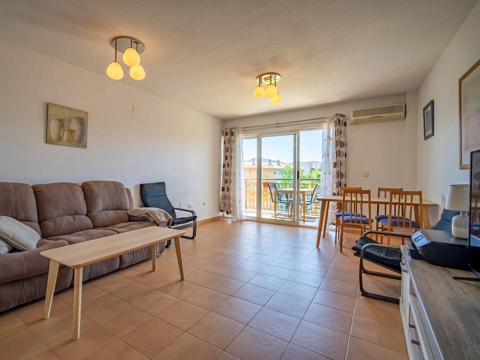 TopFloor Apartment with Communal Pool (14/15)