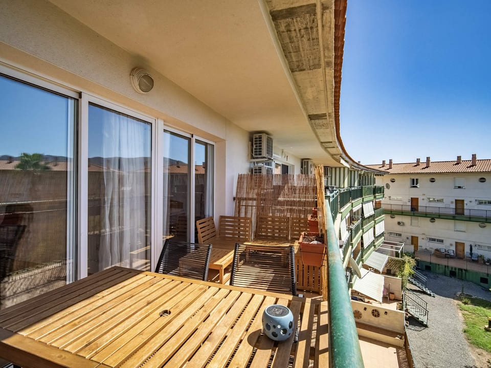 TopFloor Apartment with Communal Pool (11/15)