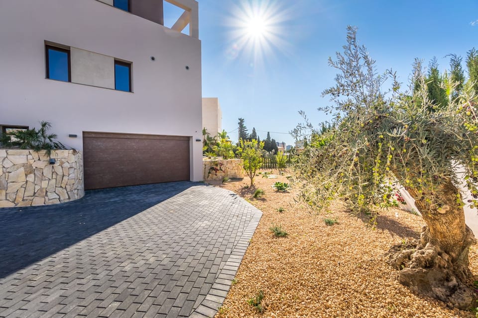 A luxury, high-end villa in a prestigious location (8/15)