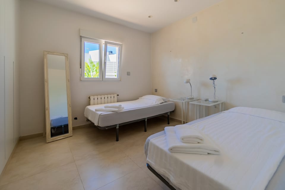 Villa with Guest House and Tropical Garden (12/15)