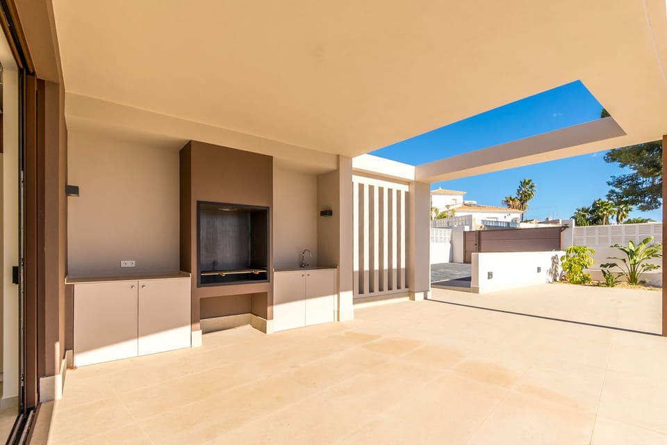 A luxury, high-end villa in a prestigious location (10/15)