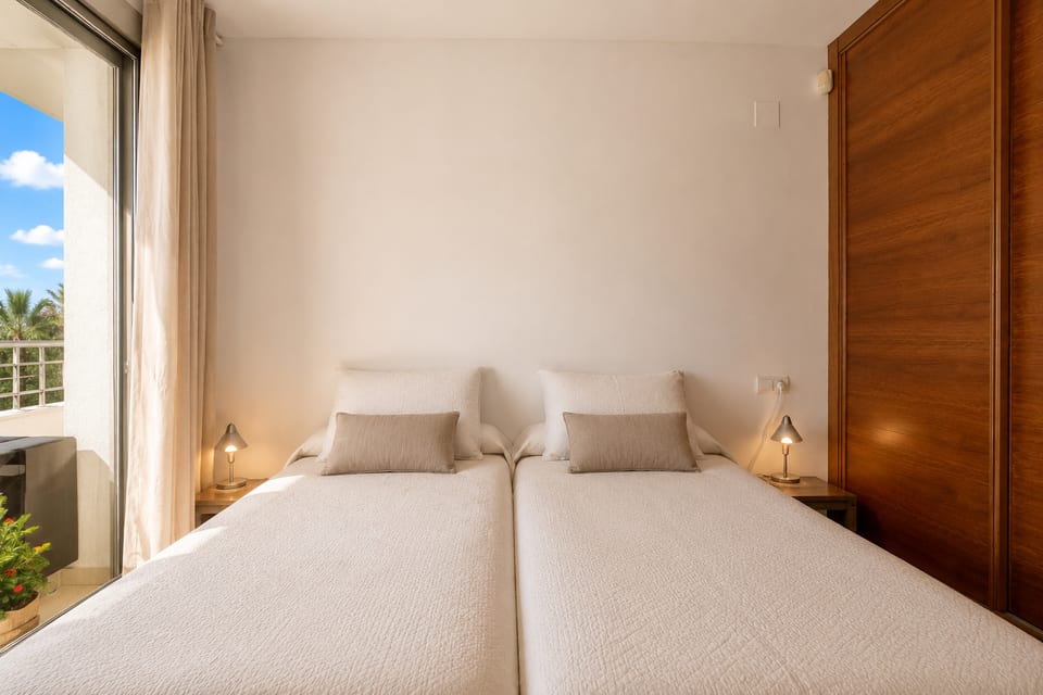 Exclusive South-Facing Corner Penthouse Just 100 Metres from Albir Beach (8/15)