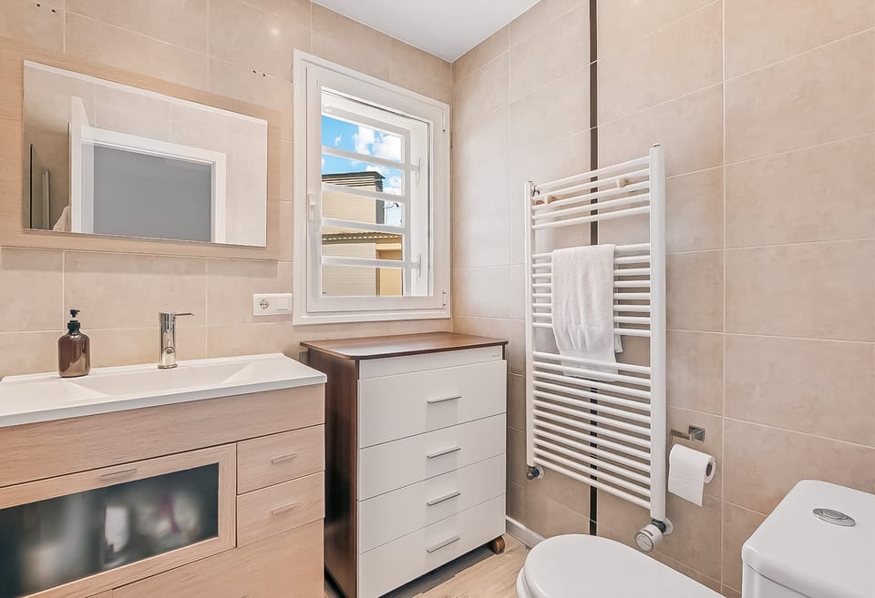 Semi-detached renovated villa within walking distance to the Norwegian School (14/15)