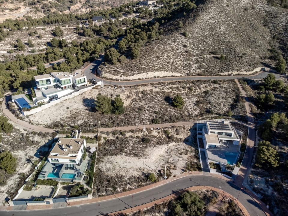 Contemporary Luxury and sea views (6/15)