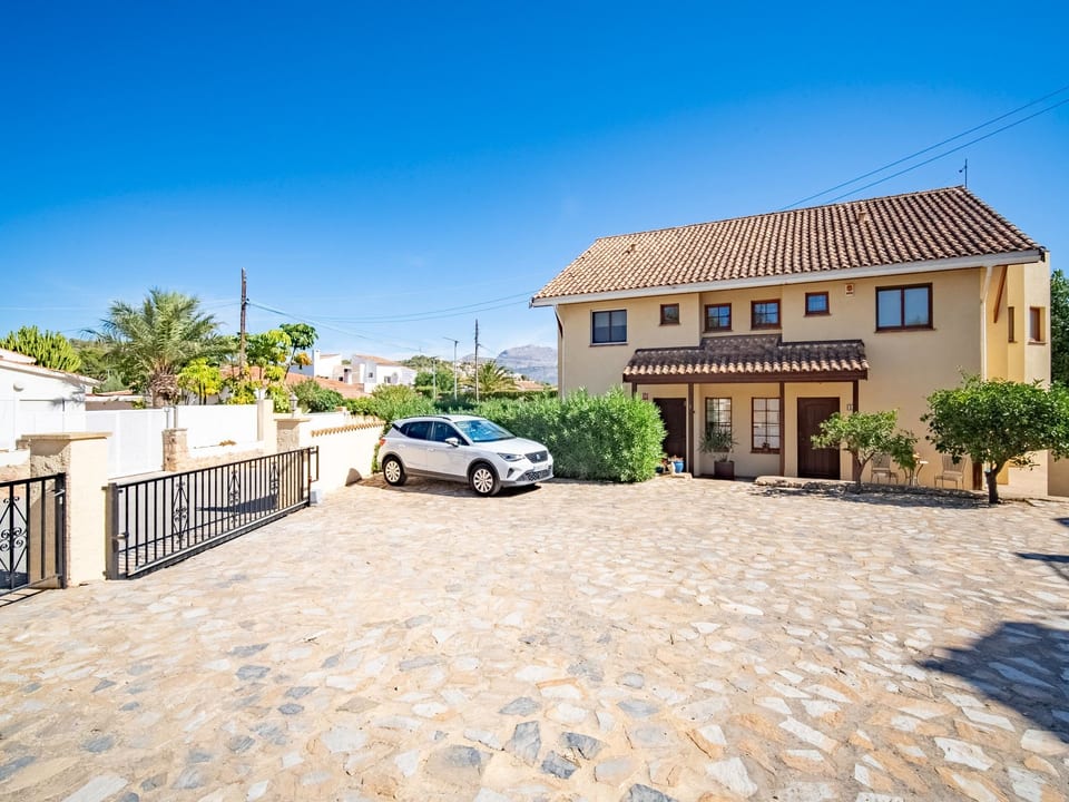 Semi-detached Home close to DnsCB (6/15)