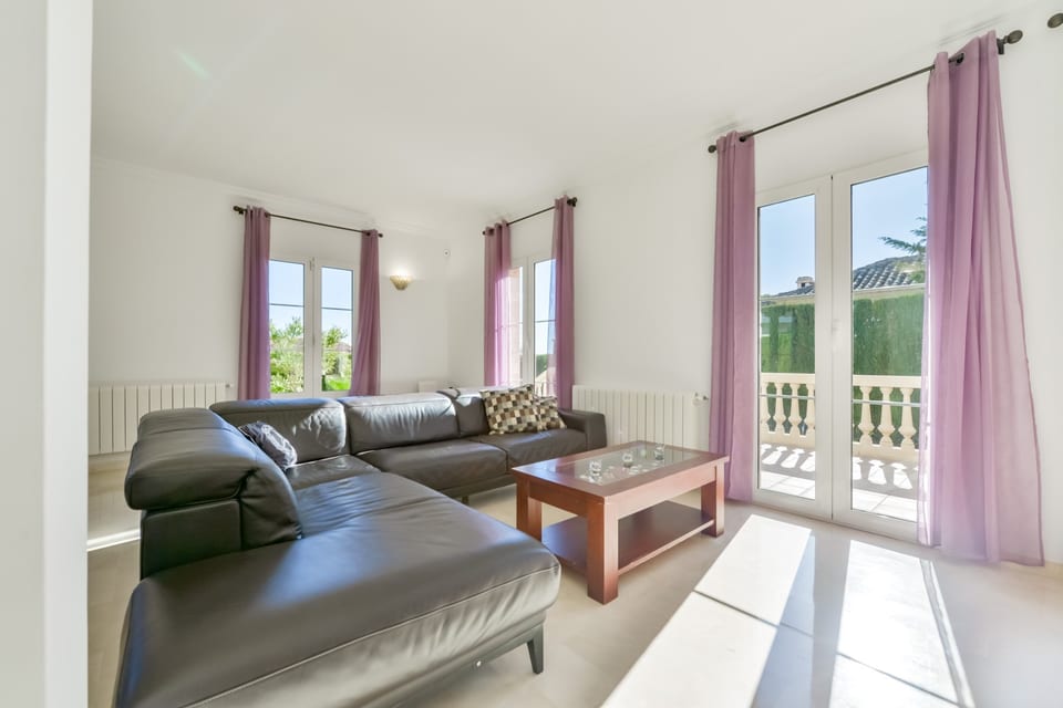 Dream Home in Sierra Cortina – Sea Views, Pool & Prime Location (7/15)