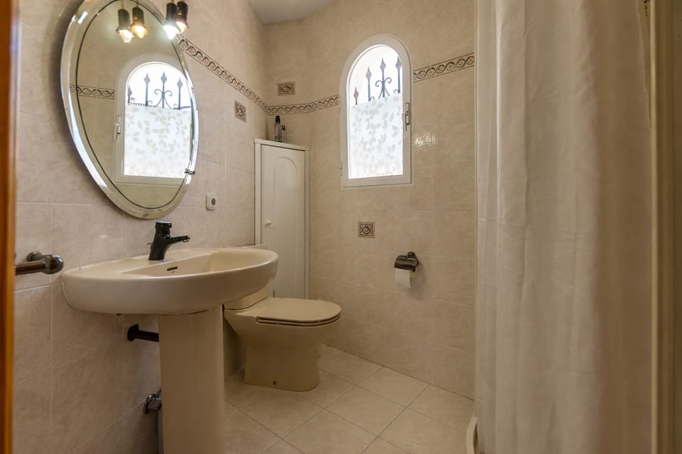 Perfect Home for Two Families – Privacy, Comfort & Prime Location (13/15)