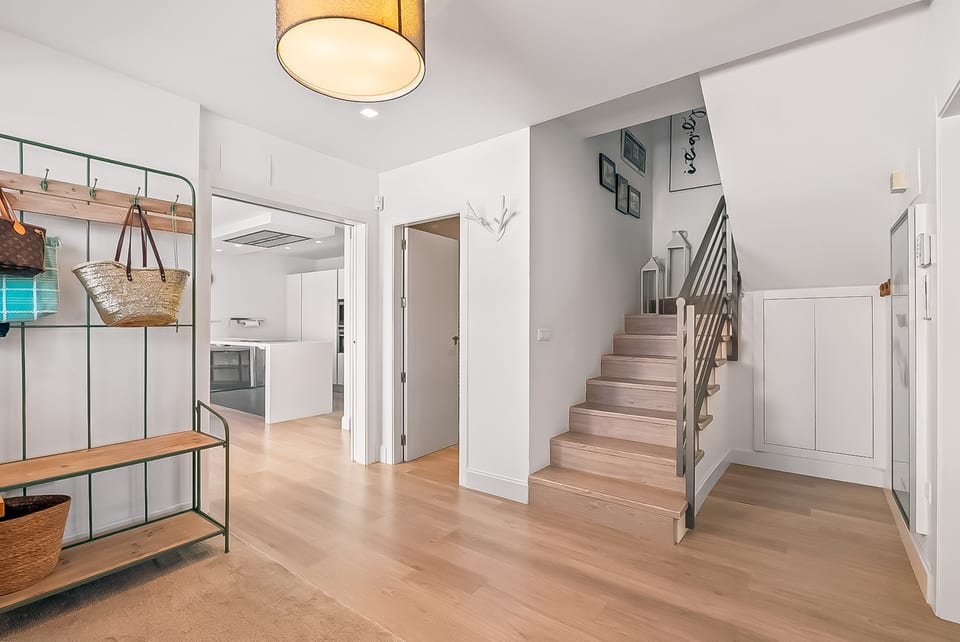 Semi-detached renovated villa within walking distance to the Norwegian School (12/15)