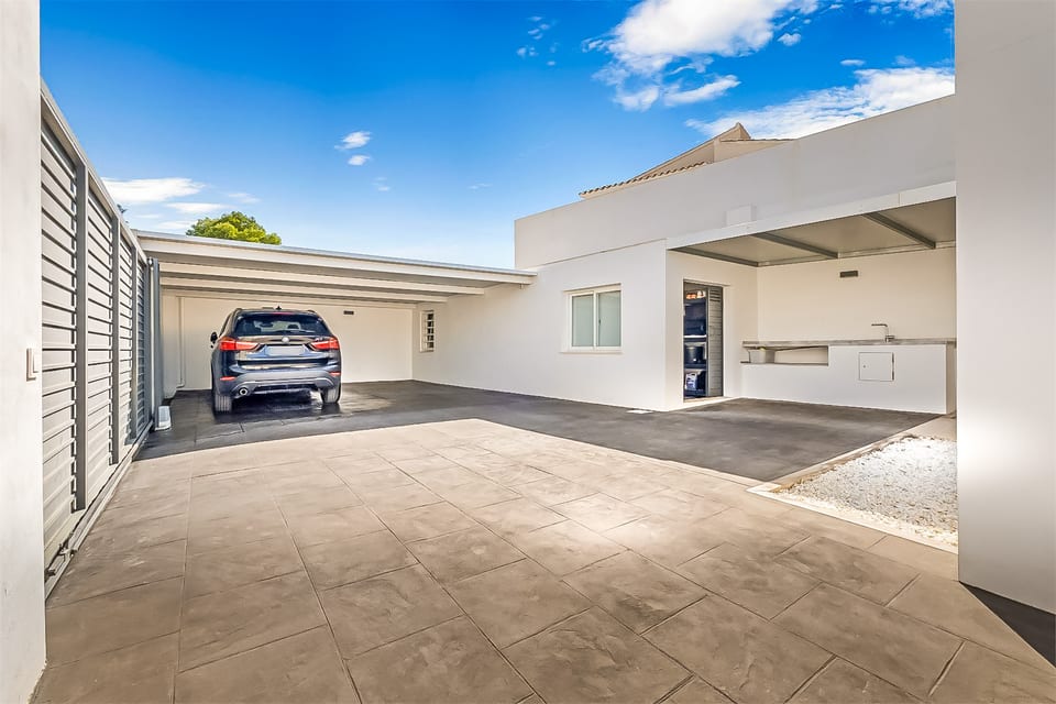 Semi-detached renovated villa within walking distance to the Norwegian School (5/15)