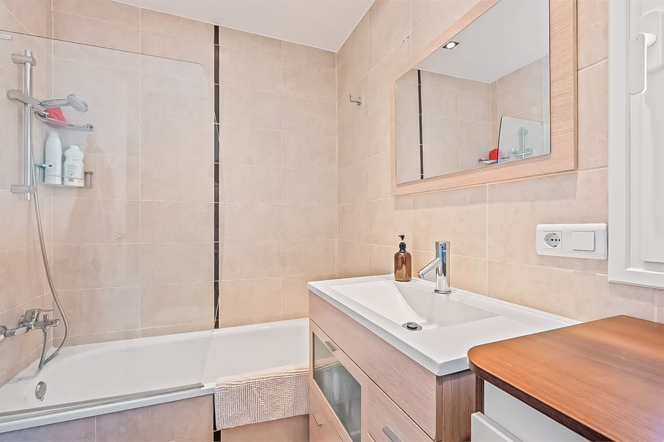 Semi-detached renovated villa within walking distance to the Norwegian School (13/15)