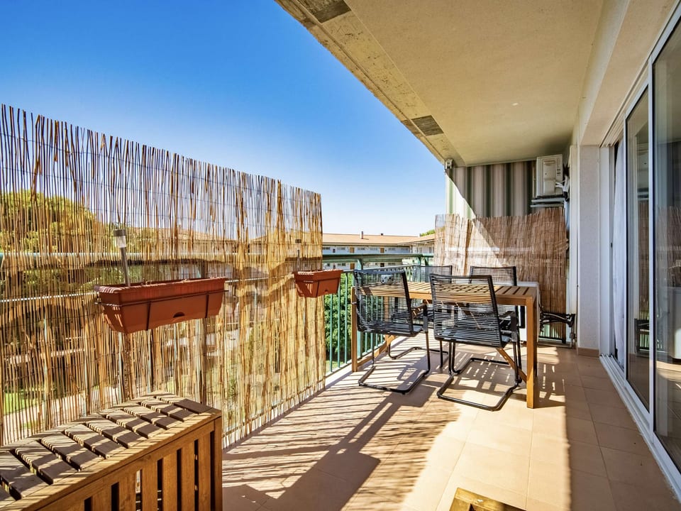 TopFloor Apartment with Communal Pool (10/15)