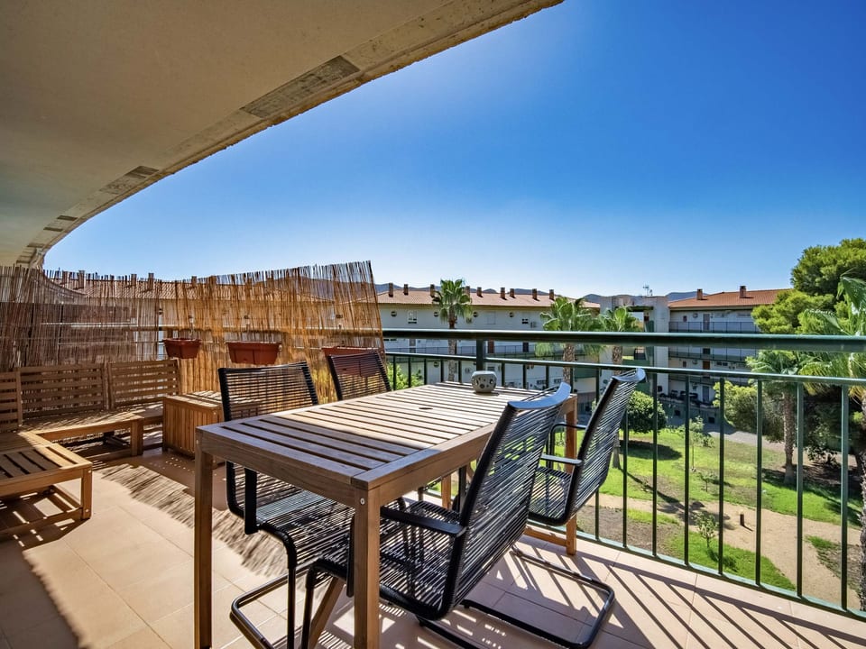 TopFloor Apartment with Communal Pool (12/15)