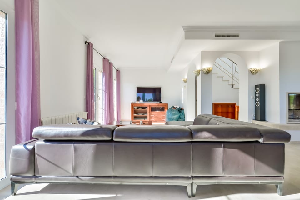 Dream Home in Sierra Cortina – Sea Views, Pool & Prime Location (11/15)